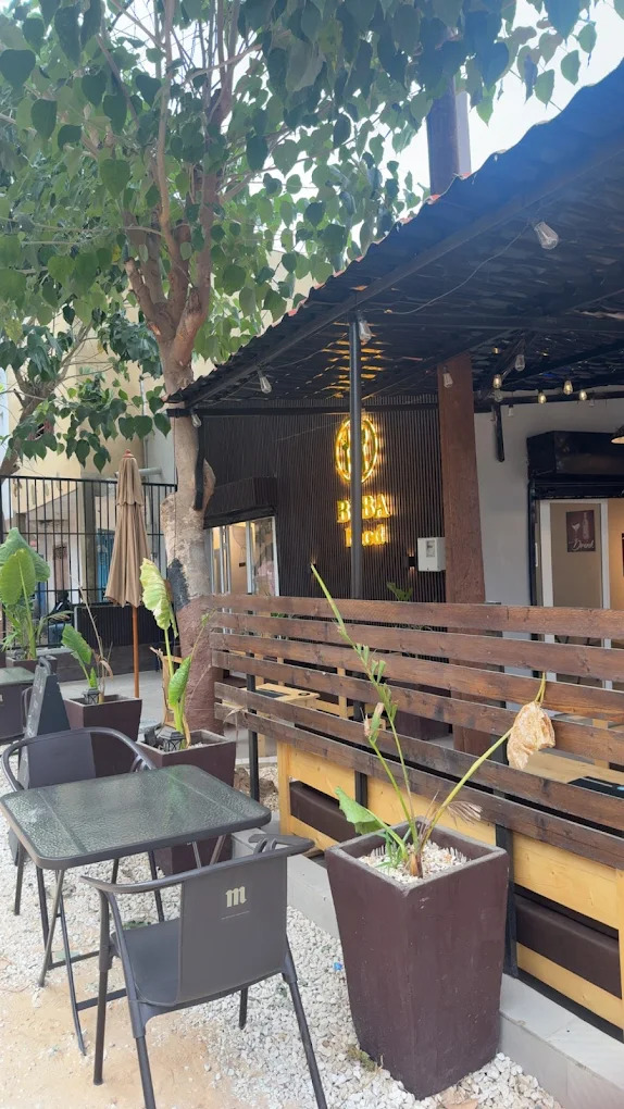 Terrasse extérieure de Biba Food avec arbre et verdure