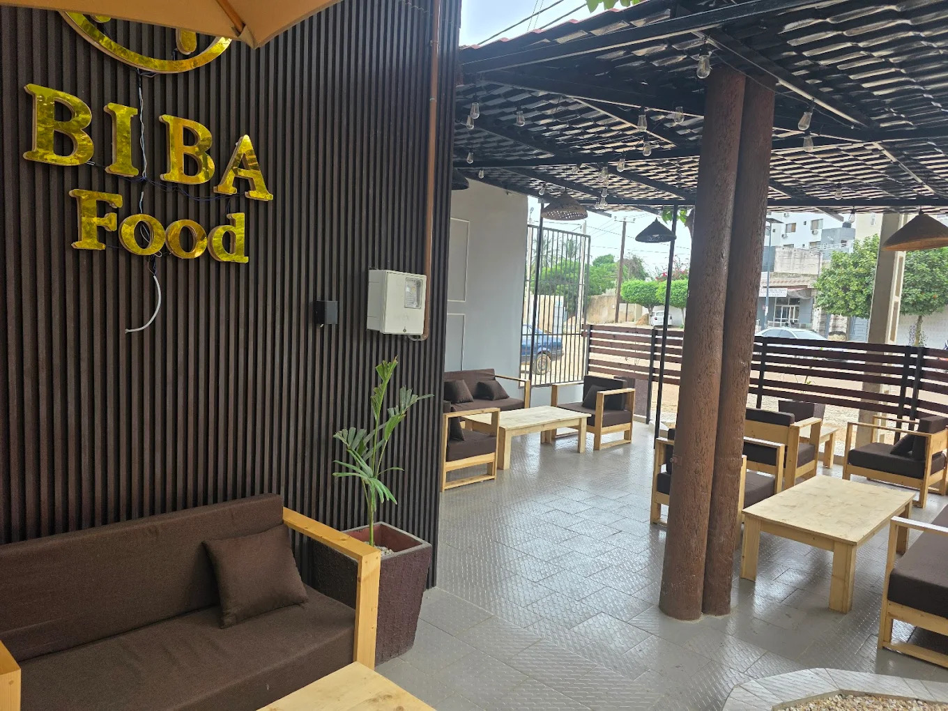 Intérieur Biba Food — salon avec enseigne dorée